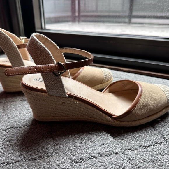 Beautiful beige, leather and crochet pumps with crochet wedge 2inch heels - Picture 2 of 4